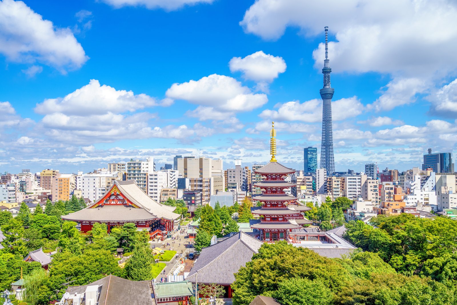 浅草寺・五重塔と東京スカイツリーが共存する浅草の街並み