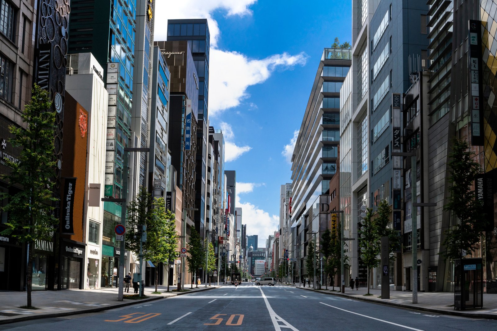 銀座中央通りの街並み